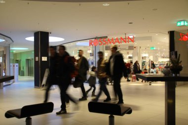 Paderborn, Kuzey Ren-Vestfalya, Almanya, 6 Ocak 2024, Libori Galerisi 'ndeki Rossmann eczanesinin girişindeki müşteriler,