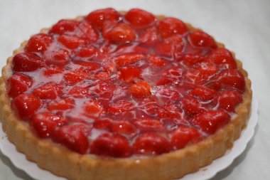 Çilekli pasta ve vanilyalı puding.