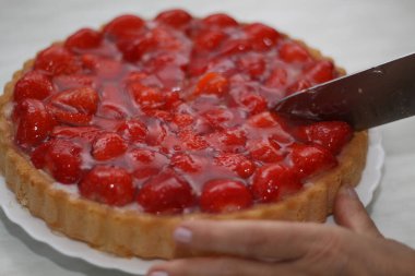 Çilekli pasta ve vanilyalı puding.