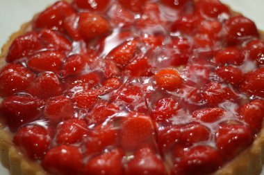 Çilekli pasta ve vanilyalı puding.