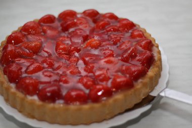 Çilekli pasta ve vanilyalı puding.