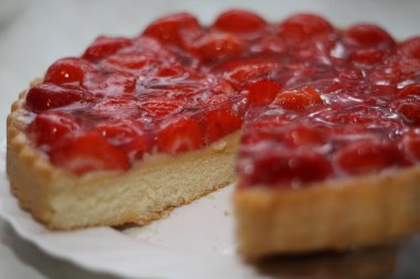 Çilekli pasta ve vanilyalı puding.