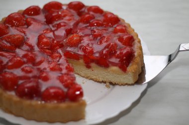 Çilekli pasta ve vanilyalı puding.