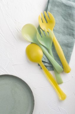 Beyaz arka planda peçeteler üzerine klasik salata çatal bıçak takımı.
