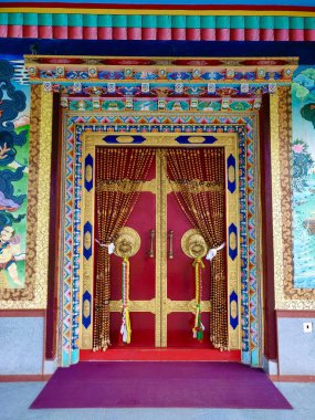 Bir Monestry 'nin renkli kapısı