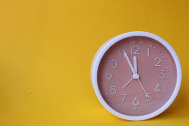 Sarı arkaplanda masa saati