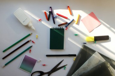 Ofis beyaz bir arka plan üzerine kuruludur. Okula geri dön.