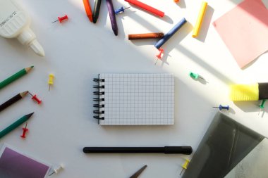 Ofis beyaz bir arka plan üzerine kuruludur. Okula geri dön.