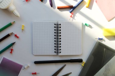 Ofis beyaz bir arka plan üzerine kuruludur. Okula geri dön.