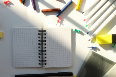 Ofis beyaz bir arka plan üzerine kuruludur. Okula geri dön.