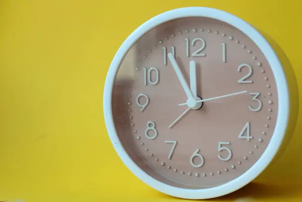 Sarı arkaplanda masa saati