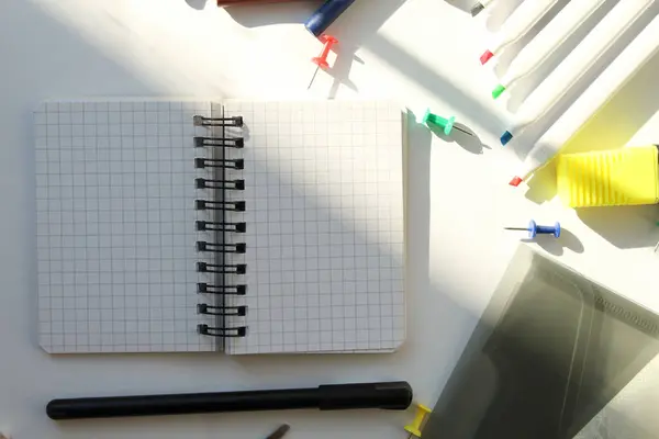 Ofis beyaz bir arka plan üzerine kuruludur. Okula geri dön.