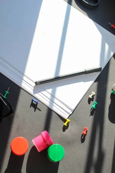 Kırtasiye malzemesi siyah arka planda, okula dönüş yolunda. Metin için boşluk var