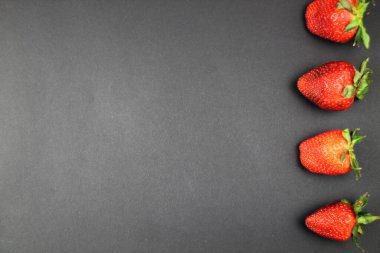 Siyah arka planda sulu böğürtlenlerden oluşan bir çerçeve var. Çilek. Mesaj için yer var. Sağlıklı beslenme ve çiftlik yemekleri..