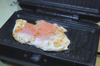 Tavuğu zeytinyağında kızart Provencal baharatlarıyla.