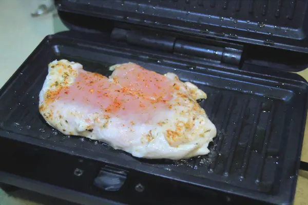 Tavuğu zeytinyağında kızart Provencal baharatlarıyla.