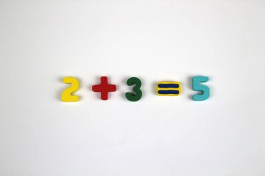 Beyaz arka planda parlak sayılar. Eğitim kavramı, okul.