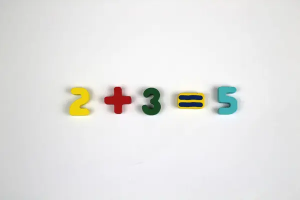 Beyaz arka planda parlak sayılar. Eğitim kavramı, okul.