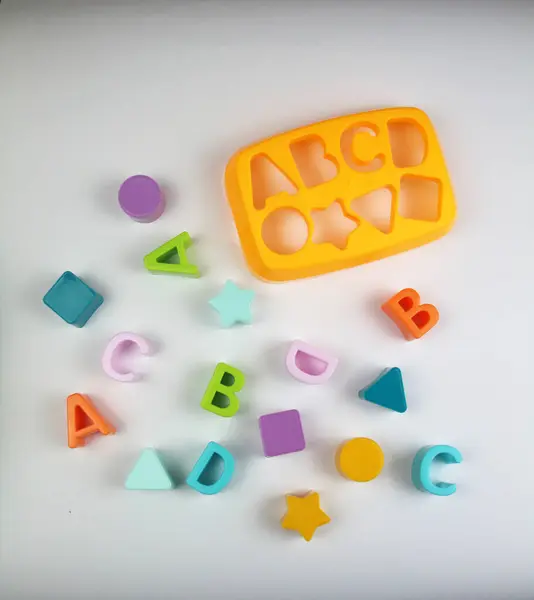 Harflerle ve rakamlarla oyun ayıklama. Eğitim kavramı.