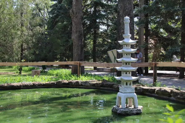 Buda evlerinin yakınındaki ruhlar için Pagoda heykeli.