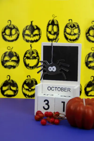 Süslü örümcek ve balkabağı ile süslenmiş 