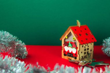 Gümüş süslemeli şenlikli ev