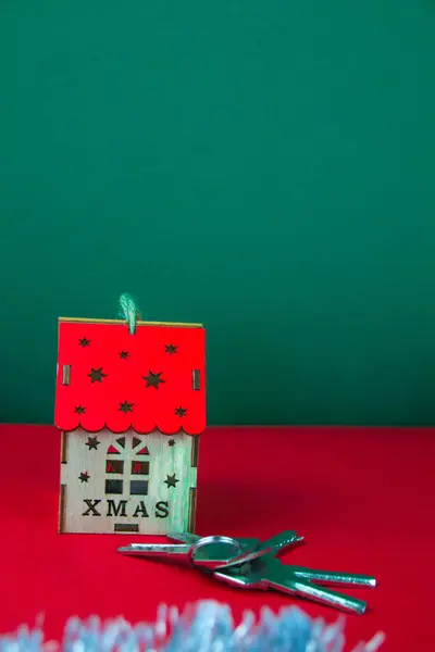 Yılbaşı arkaplanında anahtar olan şenlikli ev.