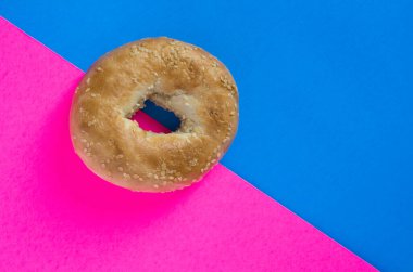 Pembe ve Mavi Arkaplan Yatay Simit Macro 'su