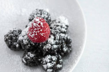 Lezzetli böğürtlenli Makro ve Ahududu ve Pudra Şekeri Yatay