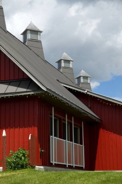 Ottawa, Ontario, Kanada Dikey Deneysel Çiftliğinde Alüminyum Kırmızı Ahır Çatı
