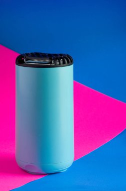 Pembe ve Mavi Arka plan Dikey Elektronik Sivrisinek Kovma Makinesi