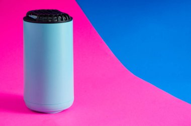 Pembe ve Mavi Arkaplanda Sivrisinekleri Öldürmek için kullanılan Elektronik Aygıtın Makro ResmiName