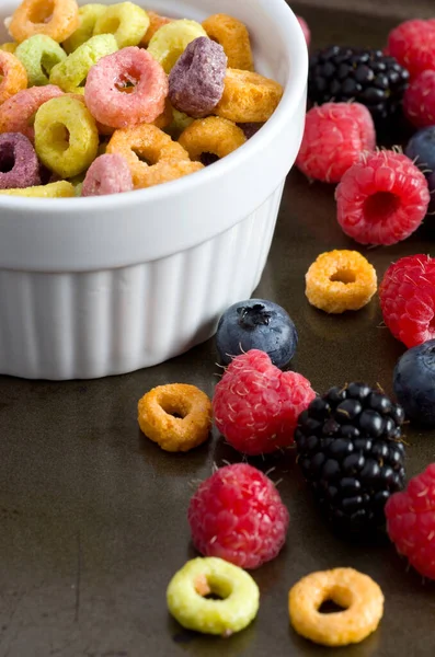 Close View Colorful Cereal Raspberries Blueberries Blackberries Κάθετη — Φωτογραφία Αρχείου
