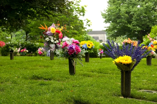 Piękne Bukiety Kwiatów Cmentarzu Poziomie — Zdjęcie stockowe