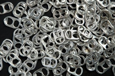 Siyah Arkaplan Yatay Üzerinde Bira ve Pop Can Alüminyum Sekmeler Dönüştürülüyor