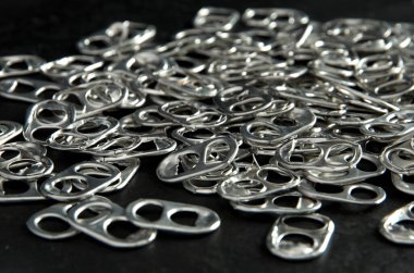 Siyah Arkaplan Yatay Üzerinde Bira ve Pop Can Alüminyum Sekmeler Dönüştürülüyor