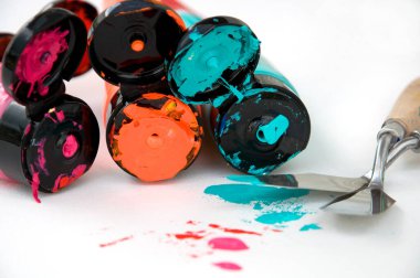 Renkli Turuncu, Pembe ve Turkuaz Boya Tüpleri ve Beyaz Kanvas Yatay Tüpleri