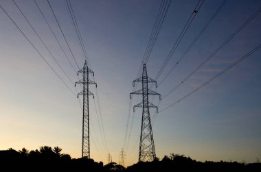 Sunset Yatay 'da Elektrik Hidrolik Kuleleri ve Kablolar