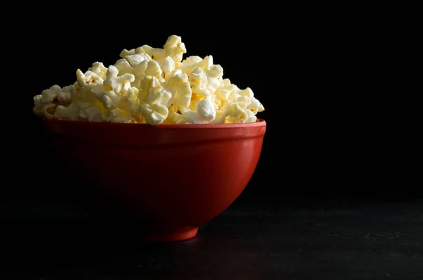 Close Side View Buttered Popcorn Red Bowl Απομονωμένο Μαύρο Οριζόντια — Φωτογραφία Αρχείου
