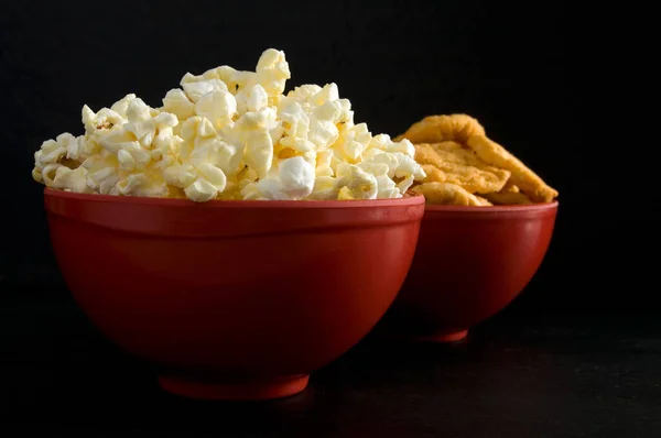 Close Side View Buttered Popcorn Bbq Rice Chips Red Bowls — Φωτογραφία Αρχείου