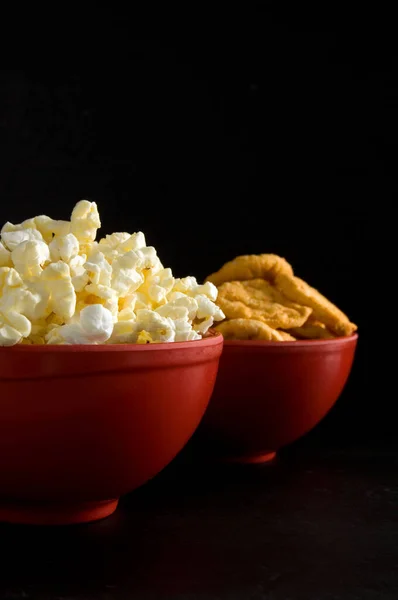 Close Side View Buttered Popcorn Bbq Rice Chips Red Bowls — Zdjęcie stockowe