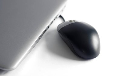 Gümüş Laptop ve Beyaz Arkaplan Yatay Siyah Fare Görünümünü Kapat