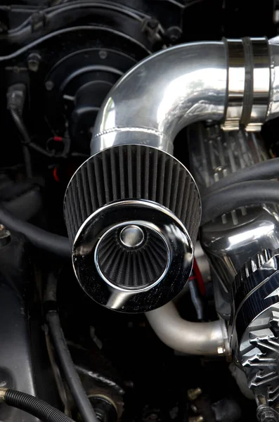 カスタム自動車の高性能クロムドターボとエアフィルター垂直 — ストック写真