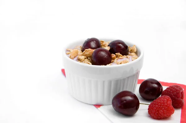 ヨーグルト チェリー ラズベリーと健康的な朝食ホワイトボウル水平方向 — ストック写真