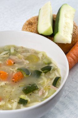 Lezzetli ev yapımı tavuk, kabak ve havuç çorbası.