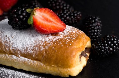 Çilekli Makro ve Böğürtlenli Çikolatalı Pastayla Pudra Şekeri Yatay