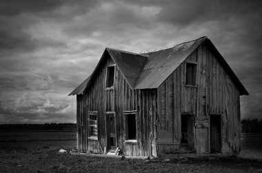 Fırtınalı Gökyüzü Yatay Olarak Terk Edilmiş Eski Ev