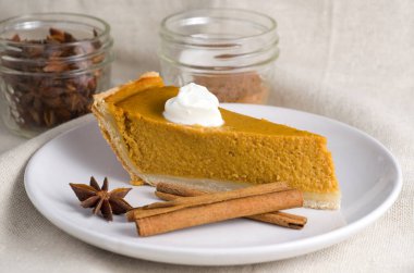 Tarçın Çubukları, Yoğurt ve Anise Yıldızı Yatay Şekerlemeli Lezzetli Balkabağı Turtası