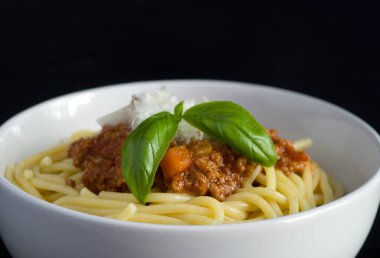 Et Sosu ve Basil Yatay ile Makro Makarna Makarnası