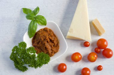 Parmesan peynirli domates ve kiraz domatesli domates sosunun en üst görüntüsü